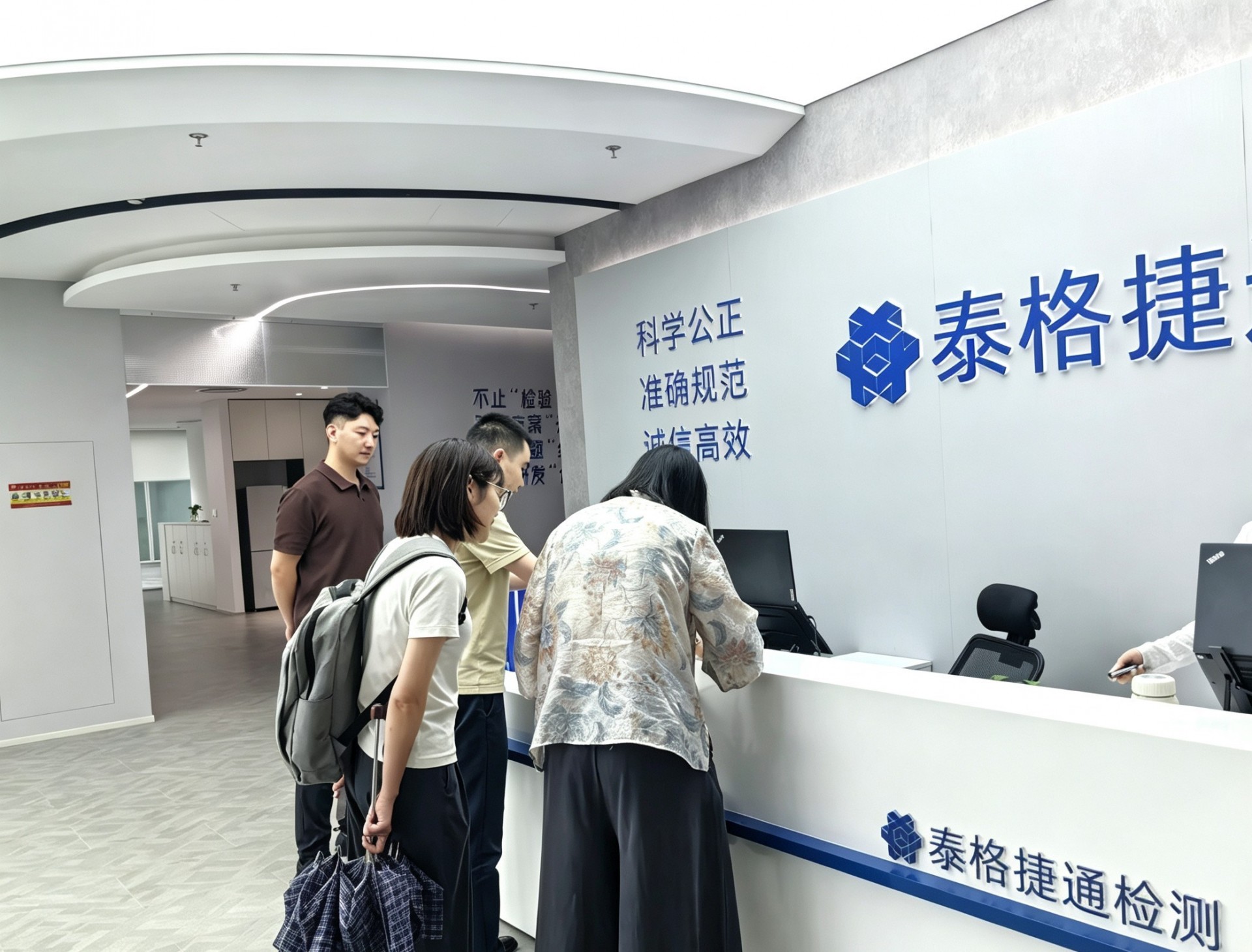 参观实验室-压缩1.jpeg